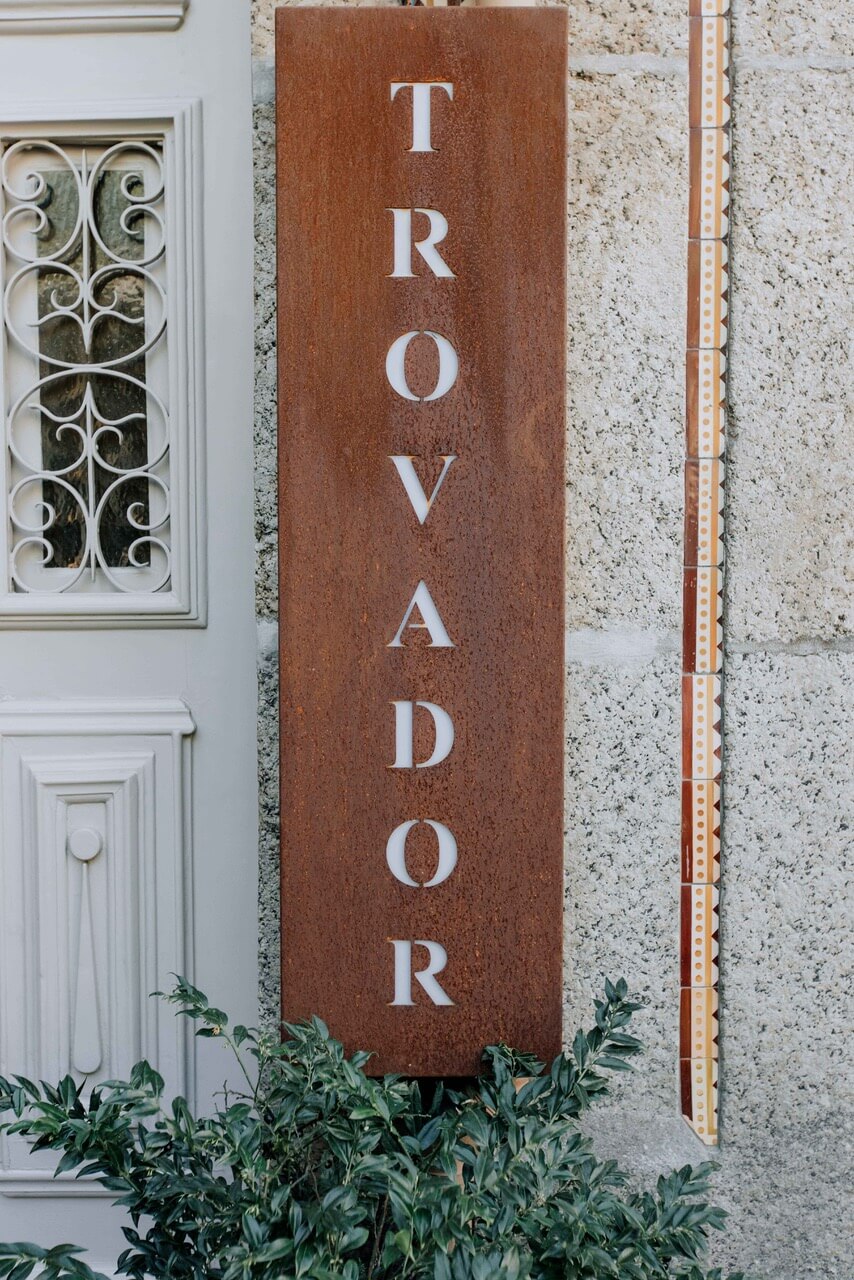Placa que está na entrada do Trovador City Guest House, em Guimarães